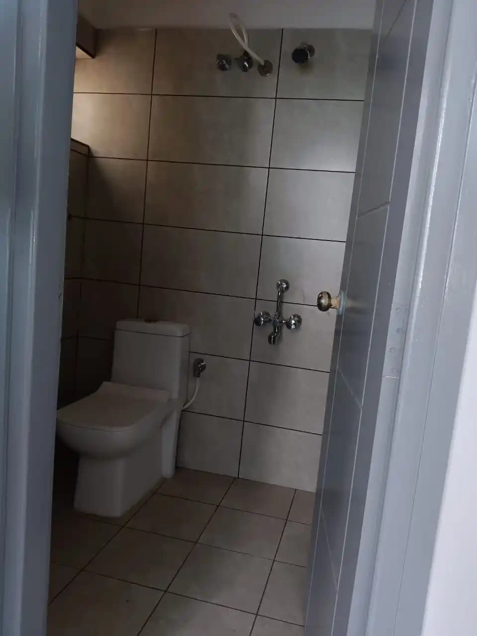 Azure, bathroom photograph 2, uploaded by the owner